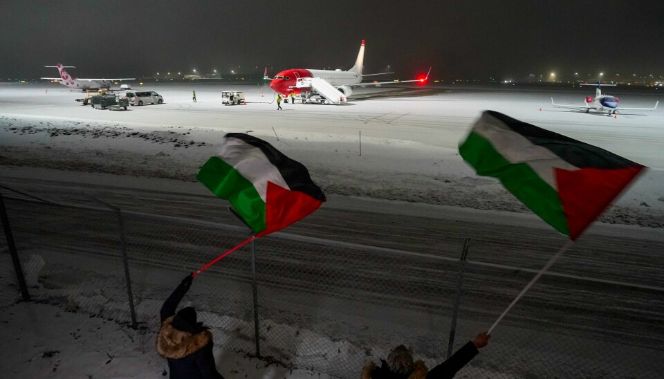 Det første flyet med evakuerte nordmenn fra Gazastripen landet på Gardermoen 18. november. Nå vil Frp at disse personene settes under lupen av politiet og barnevernet. Ullensaker 20231118. Flyet fra Kairo med norske borgere har landet på Gardermoen. Ombord er omtrent 80 norske borgere som kommer hjem fra den beleirede Gazastripen, der krigen mellom Hamas og Israel brøt ut for om lag seks uker siden.Foto: Lise Åserud / NTB