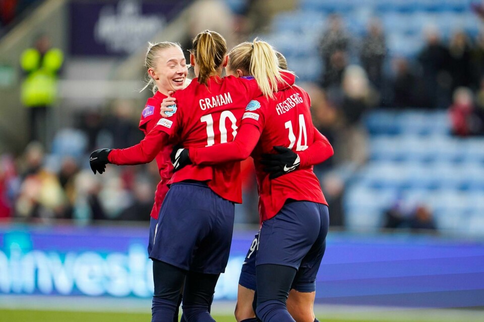 Caroline Graham Hansen og Ada Hegerberg feirer scoring på Ullevaal sammen med Thea Bjelde fredag kveld. Caroline Graham Hansen og Ada Hegerberg feirer scoring på Ullevaal sammen med Thea Bjelde fredag kveld.