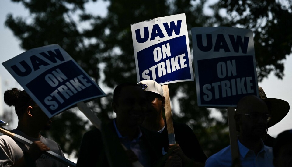 United Auto Workers-medlemmer (UAW) foran Chrysler-lokalene i Ontario i California under under høstens streik. (FILES) Members of the United Auto Workers (UAW) Local 230 and their supporters walk the picket line in front of the Chrysler Corporate Parts Division in Ontario, California, on September 26, 2023, to show solidarity for the 'Big Three' autoworkers currently on strike. Stellantis and the striking United Auto Workers union have reached a preliminary deal allowing members to return to factories, the union said October 28.