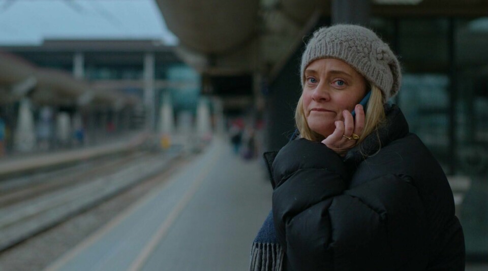 Den neste sesongen av Henriette Steenstrups populære feelgood-drama «Pørni» kommer etter det Dagsavisen erfarer på Viaplay i januar. Dette bildet av hovedpersonen selv er fra sesong tre. Henriette Steenstrup blir å se i tredje sesong av «Pørni» fra første søndag i advent. Da slippes de to første episodene – der Pørni nesten er alene igjen. Foto: Sjur Aarthun / Viaplay