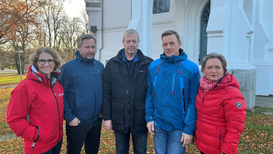 Tillitsvalgte i Fagforbundet Fredrikstad, sammen med LO-nestleder Sissel Skoghaug (t.h.). F.v.: Lisbeth Kristiansen, leder; Mads Andersen, tillitsvalgt; Arild Martinsen, leder yrkesseksjon samferdsel og teknisk og Lasse Enersen, tillitsvalgt. Tillitsvalgte i Fagforbundet Fredrikstad, sammen med LO-nestleder Sissel Skoghaug (t.h.). F.v.: Lisbeth Kristiansen, leder; Mads Andersen, tillitsvalgt; Arild Martinsen, leder yrkesseksjon samferdsel og teknisk og Lasse Enersen, tillitsvalgt.