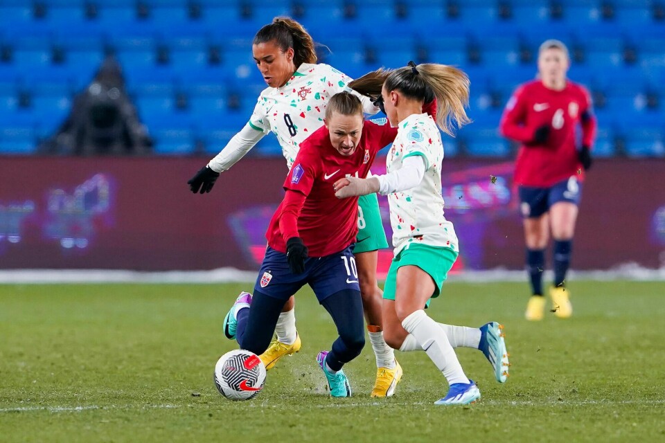 Caroline Graham Hansen fikk noen smeller på Ullevaal stadion fredag. Caroline Graham Hansen fikk noen smeller på Ullevaal stadion fredag.