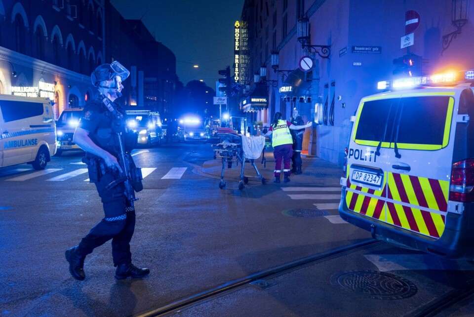 Politiet vil be om at terrorsiktede Zaniar Matapour blir framstilt for varetektsfengsling i fire nye uker. Zaniar Matapour er underlagt full isolasjon i ytterligere to uker etter skytingen ved to utesteder.