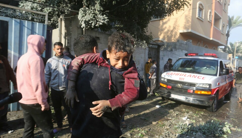 Palestinere evakuerer sårede etter et israelsk bombardement av byen Rafah på Gazastripen, fredag 1. desember. Folk på vei til en ambulanse etter et israelsk angrep i Rafah helt sør på Gazastripen. Foto: Hatem Ali / AP / NTB