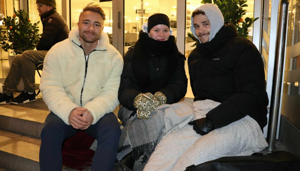 Peder Lunde, Hanna Kringleland og Markus Litleskare har pakket på seg det de kan av varme klær. Litleskare har holdt ut hele natten. Spesiallansering av Bordeaux-viner på Vinmonopolet i Valkendorfs gate i Bergen. Peder Lunde, Hanna Kringleland og Markus Litleskare