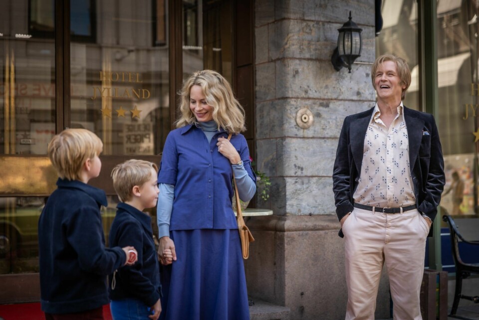 Kommer på Viaplay: En familie som tjener veldig mye penger på porno i Norge anno 1970-tall, er historien i Viaplay-serien «I kjærlighetens navn». Marie Bonnevie og Trond Espen Seim spiller foreldrene, mens Jakob og Jonas Oftebro spiller sønnene - i voksen alder. Kommer på Viaplay: En familie som tjener veldig mye penger på porno i Norge anno 1970-tall, er historien i Viaplay-serien «I kjærlighetens navn». Marie Bonnevie og Trond Espen Seim spiller foreldrene, mens Jakob og Jonas Oftebro spiller sønnene - i voksen alder.