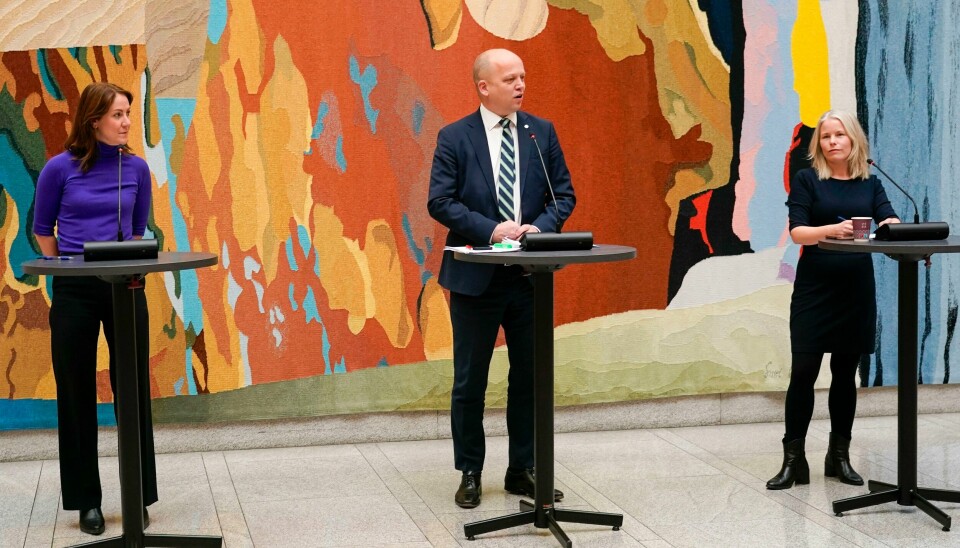 Sp-leder Trygve Slagsvold Vedum, Ap-nestleder Tonje Brenna og SV-leder Kjersti Bergstø presentere søndag budsjettenigheten på Stortinget. Finansminister Trygve Slagsvold Vedum (Sp), arbeids- og inkluderingsminister Tonje Brenna (Ap) og SV-leder Kirsti Bergstø presenterte budsjettenighet i vandrehallen på Stortinget. Foto: Terje Bendiksby / NTB
