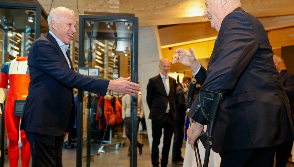 Kong Harald hilser på skilegenden Oddvar Brå under åpningen av det nye skimuseet i Holmenkollen. Kong Harald hilser på skilegenden Oddvar Brå under åpningen av det nye skimuseet i Holmenkollen. Foto: Frederik Ringnes / NTB