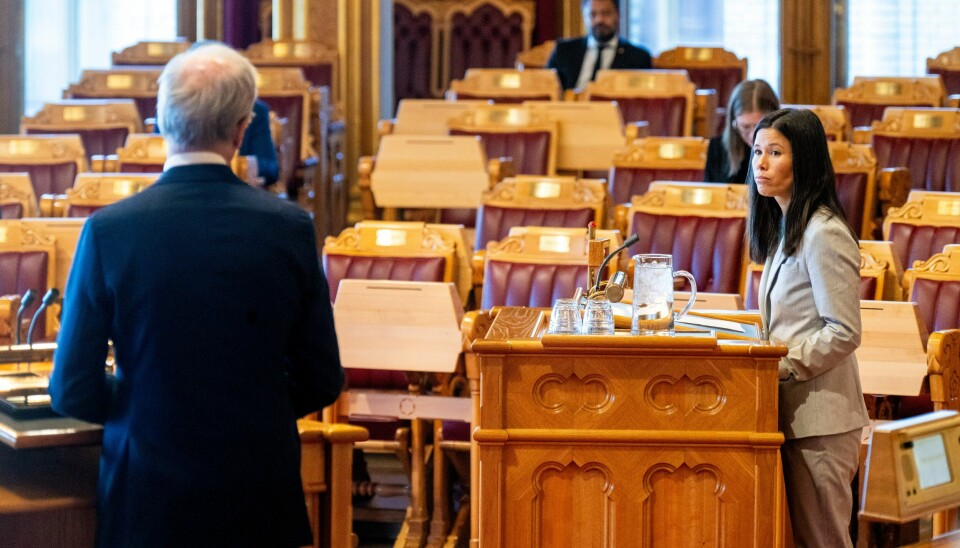 Parlamentarisk leder i MDG Lan Marie Nguyen Berg og statsminister Jonas Gahr Støre når de diskuterte en antikorrupsjonsetat under en muntlig spørretime i Stortinget. MDGs Lan Marie Nguyen Berg utfordret statsminister Jonas Gahr Støre på hva regjeringen gjør for å gjenopprette tilliten til politikere under den muntlige spørretimen i Stortinget. Foto: Heiko Junge / NTB