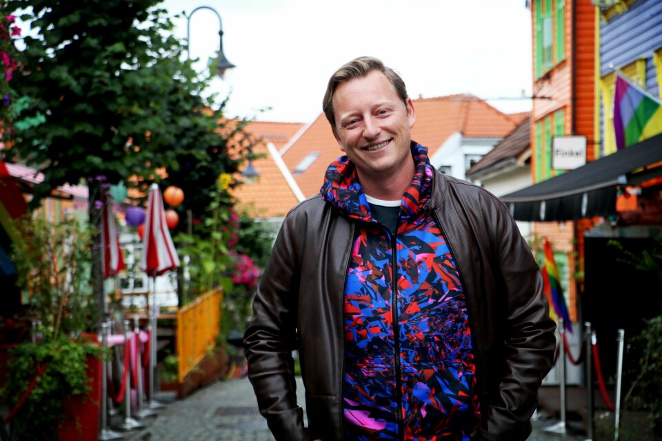 Komiker og artist Jan Rune Holdhus er for tiden å finne på scenen på Latter i Oslo. Totalt 67 forestillinger av Julelatter står på agendaen fram til 22. desember. Jan Rune Holdhus synes de siste månedene har være krevende, men kreative. Han fikk muligheten til å nullstille alt og finne inspirasjon. Det hele resulterte i en ny låt.