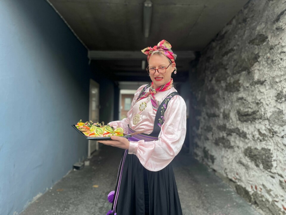 Jan Rune Holdhus sin kjente karakter «June Kommune» skal snart bli hele Norges «stasminister», i hvert fall i sitt nye show som har premiere i Stavangeren 6. mars. June Kommune blir stasminister