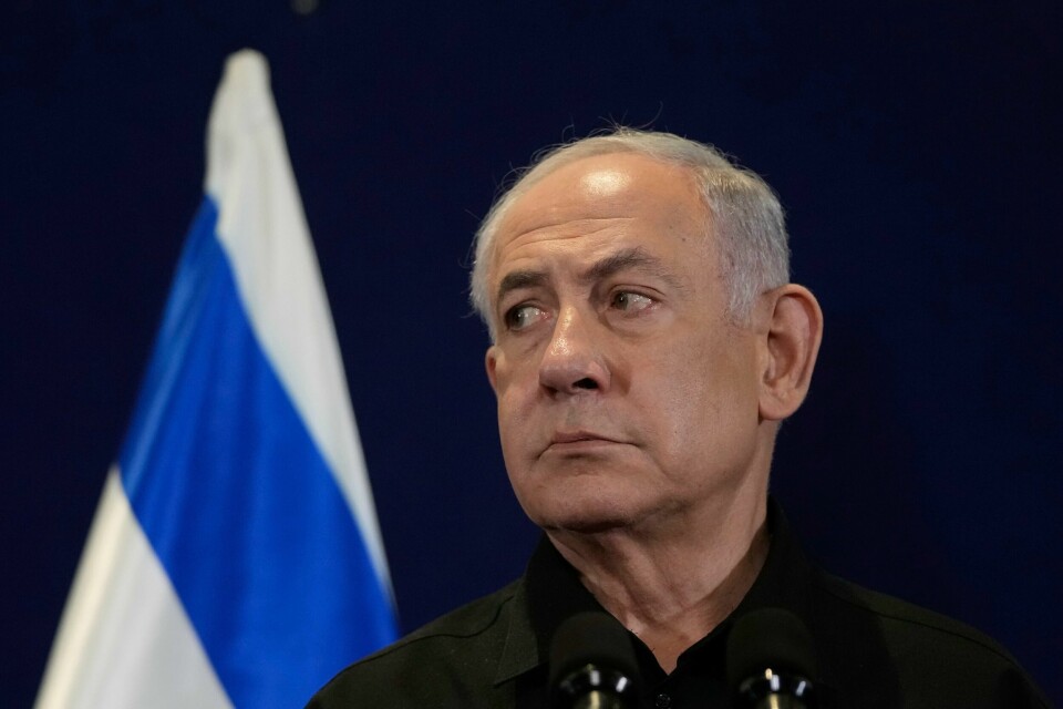 Israels statsminister Benjamin Netanyahu hevder våpenhvile bare vil tjene Hamas. Israels statsminister Benjamin Netanyahu er tiltalt for korrupsjon. Nå fortsetter rettssaken i Israel, etter en to måneder lang pause som følge av krigen. Foto: Maya Alleruzzo / AP / NTB
