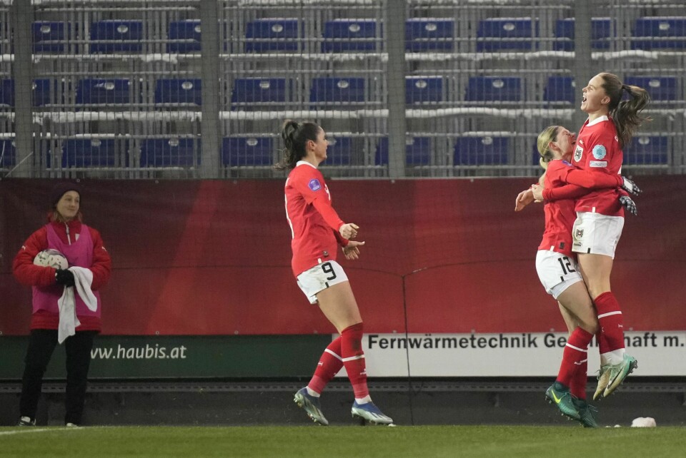 Østerrikes Eileen Campbell feirer med laget etter scoring under nasjonsligakampen i fotball mellom Norge og Nord-Irland på NV Arena i St. Pölten. Østerrikes Eileen Campbell feirer med laget etter scoring under nasjonsligakampen i fotball mellom Norge og Nord-Irland på NV Arena i St. Pölten. Foto: Matthias Schrader / AP / NTB.