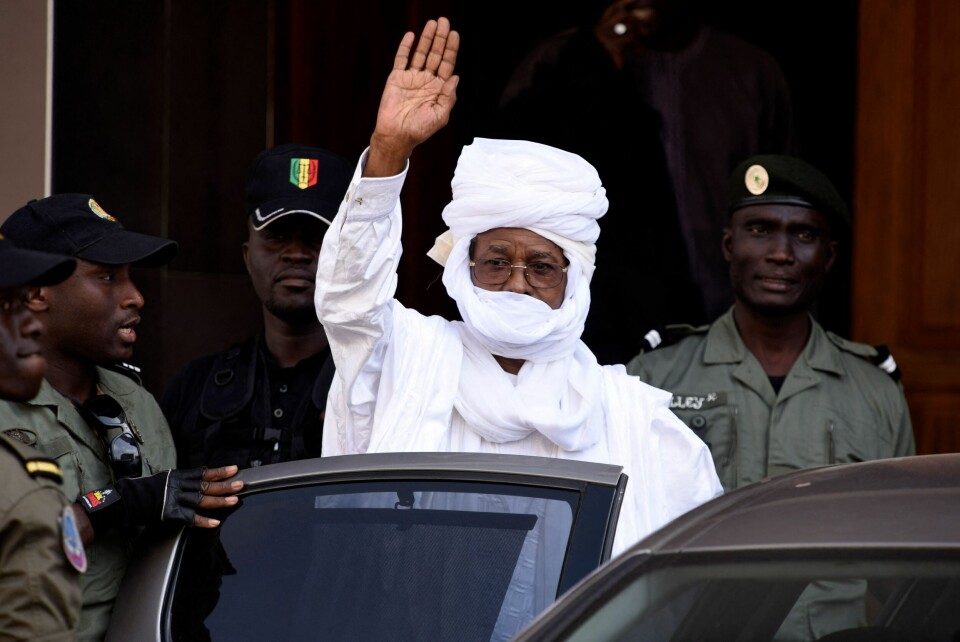 Tidligere Tsjad-president Hissène Habré avbildet på vei ut av en rettsbygning i Dakar, Senegal i 2015, der han ble dømt for krigsforbrytelser. (FILES) In this file photo taken on June 03, 2015 Former Chadian President Hissene Habre gestures as he leaves a Dakar courthouse after an identity hearing. - Former Chadian President Hissène Habré has died at the age of 79 in Senegal, where he was sentenced to life imprisonment in 2016 for crimes against humanity after an unprecedented trial, Senegalese Justice Minister Malick Sall said on August 24, 2021. (Photo by SEYLLOU / AFP)