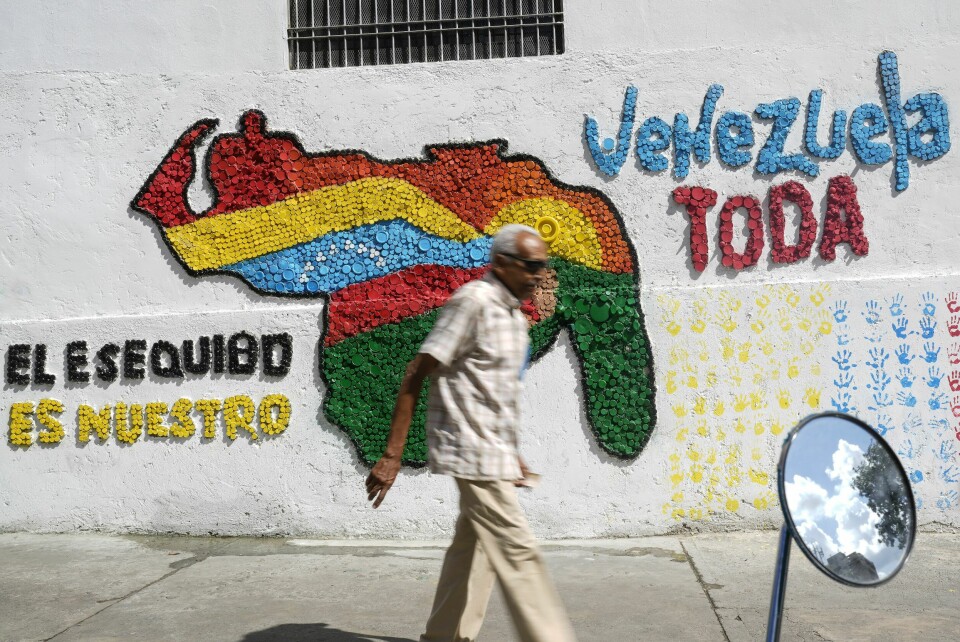 «Essequibo er vårt» står det ved siden av dette kartet i Venezuelas hovedstad Caracas. Det samme mener et overveldende flertall av dem som deltok i folkavstemningen om hvorvidt landet skal hevde sin suverenitet over regionen som har vært en del av nabolandet Guyana i snart 125 år. Et forseggjort veggkart som viser hvordan Venezuela ville se ut med Essequibo-regionen inkorporert. Foto: Matias Delacroix / AP / NTB