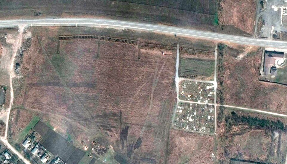 Dette satellittbildet, tatt torsdag 21. april i fjor, viste da en rekke nye graver på et jorde utenfor landsbyen Manhusj utenfor Mariupol i Ukraina. Dette satellittbildet er tatt torsdag 21. april og viser en rekke nye graver på et jorde utenfor landsbyen Manhusj utenfor Mariupol. Foto: Maxar Technologies / AP / NTB