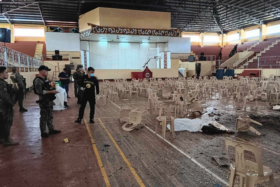 Politiet inspiserer gymsalen på Mindanao State University. Eksplosjonen skjedde søndag mens det ble holdt gudstjeneste der. Politiet inspiserer gymsalen på Mindanao State University. Eksplosjonen skjedde søndag mens det ble holdt gudstjeneste der. Foto: AP / NTB