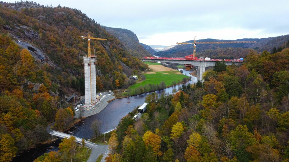 Flere steder i landet bygges det nå nye motorveier. Ett av disse prosjektene er E39 Lyngdal øst – Lyngdal vest, i regi av Nye Veier. Den største konstruksjonen på strekningen er Kvellandsbrua, som er 70 meter høy og 300 meter lang, og som krysser elva Lygna. Flere steder i landet bygges det nå nye motorveier. Ett av disse prosjektene er E39 Lyngdal øst – Lyngdal vest, i regi av Nye Veier. Den største konstruksjonen på strekningen er Kvellandsbrua, som er 70 meter høy og 300 meter lang, og som krysser elva Lygna.