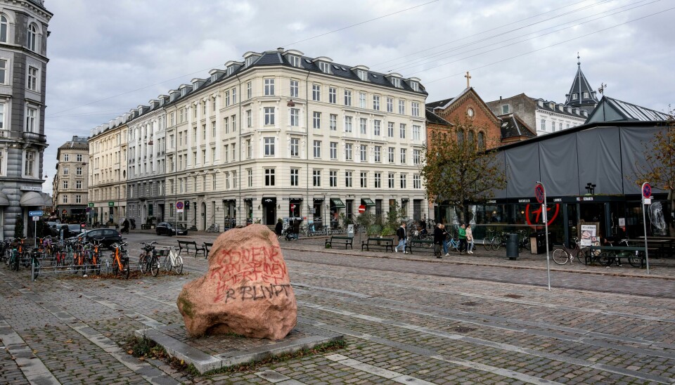 Minnesmerket på Israels Plads i København ble i midten av november utsatt for hærverk. Minnesmerket hyller dansker som hjalp jøder under andre verdenskrig. Minnesmerket på Israels Plads i København ble i midten av november utsatt for hærverk. Minnesmerket hyller dansker som hjalp jøder under andre verdenskrig. Foto: Emil Nicolai Helms / Ritzau / NTB