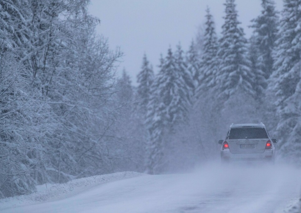 Det er glatt flere steder. Illustrasjonsfoto: Meteorologisk institutt har sendt ut farevarsler om snøfokk i fjellet i Sør-Norge, og for is for deler av Sør- og Østlandet.Illustrasjonsfoto: Geir Olsen / NTB