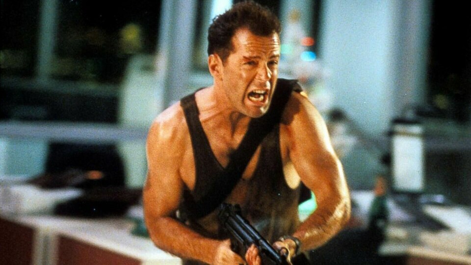 Det er mange år siden Bruce Willis avviste på det sterkeste at «Die Hard» er en julefilm. 35 år etter actionfilmen kom er det likevel liten tvil om at dette er en favoritt mange ser i jula. Det er jo jul når John McClane nedkjemper skurkene etasje for etasje i Nakatomi Plaza. Det er mange år siden Bruce Willis avviste på det sterkeste at «Die Hard» er en julefilm. 35 år etter actionfilmen kom er det likevel liten tvil om at dette er en favoritt mange ser i jula. Det er jo jul når John McClane nedkjemper skurkene etasje for etasje i Nakatomi Plaza.