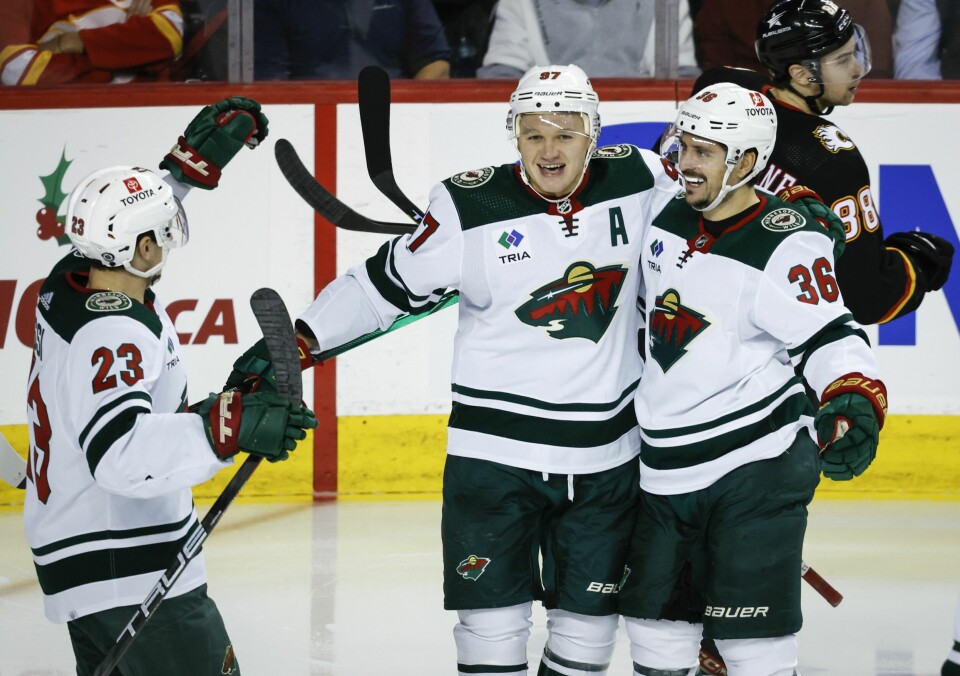 Mats Zuccarello (til høyre) og Kirill Kaprizov feirer etter sistnevntes mål, som også var da Zuccarello rundet 600 målpoeng med sin assist. Foto: Jeff McIntosh / The Canadian Press / AP / NTB