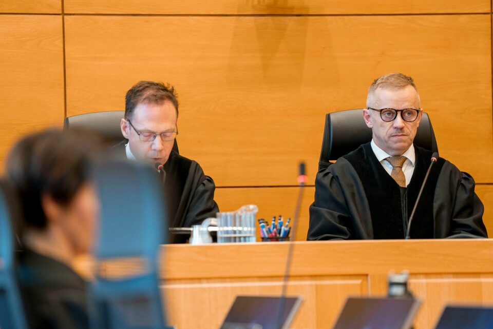 Forsvarerne til Johny Vassbakk, advokatene Stian Kristensen (til venstre) og Stian Bråstein, er bedt Gulating lagmannsrett om full frifinnelse or den drapstiltalte 53-åringen. To av dommerne i Tengs-saken har tatt dissens, opplyste lagmann Jarle Golten Smørdal (t.h.) under domsavsigelsen i ankesaken i Gulating lagmannsrett mot Johny Vassbakk. Lagmann Arild Oma til venstre. Foto: Heiko Junge / NTB