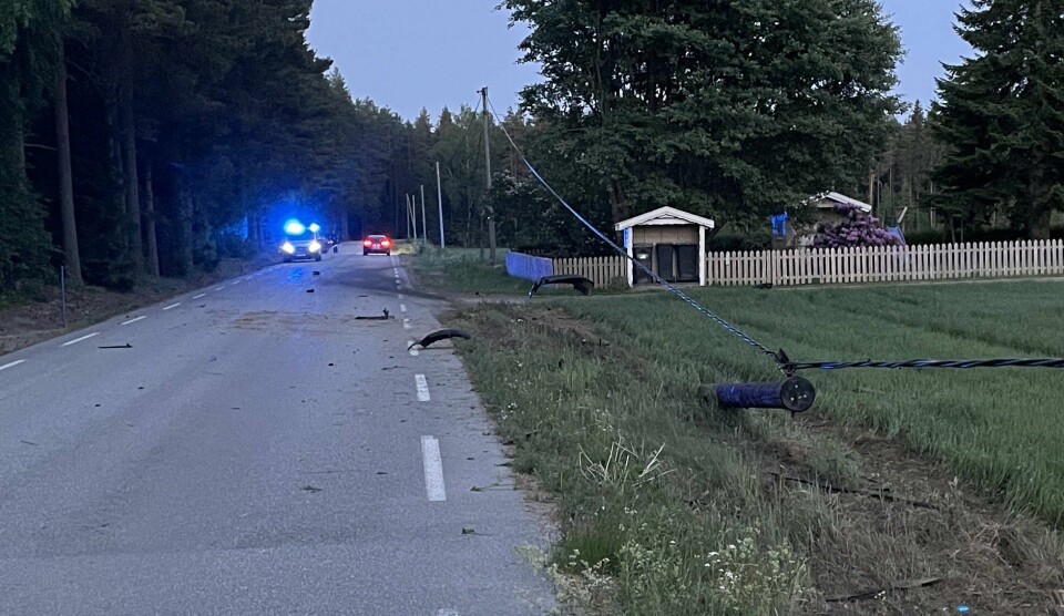 Tre ganger kjørte den unge sjåføren av veien mens han var ruspåvirket. Det førte blant annet til at han felte denne lysmasta. Tre ganger kjørte den unge sjåføren av veien mens han var ruspåvirket. Det førte blant annet til at han felte denne lysmasta.
