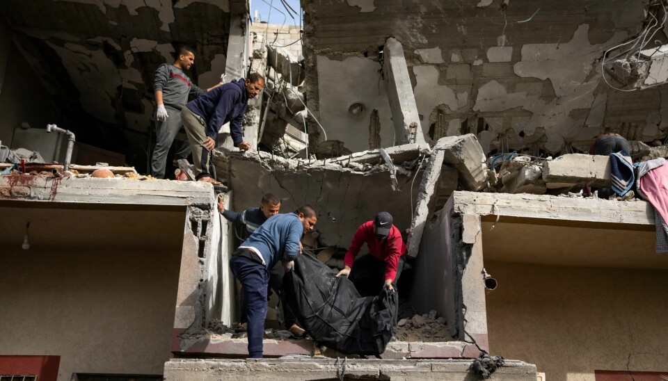 Palestinere bærer ut liket av en kvinne som ble drept i et israelsk flyangrep mot en bolig i Rafah i Gaza. En død person bæres ut av ruinene av en bygning etter et israelsk angrep mot byen natt til onsdag. Foto: Fatima Shbair / AP / NTB