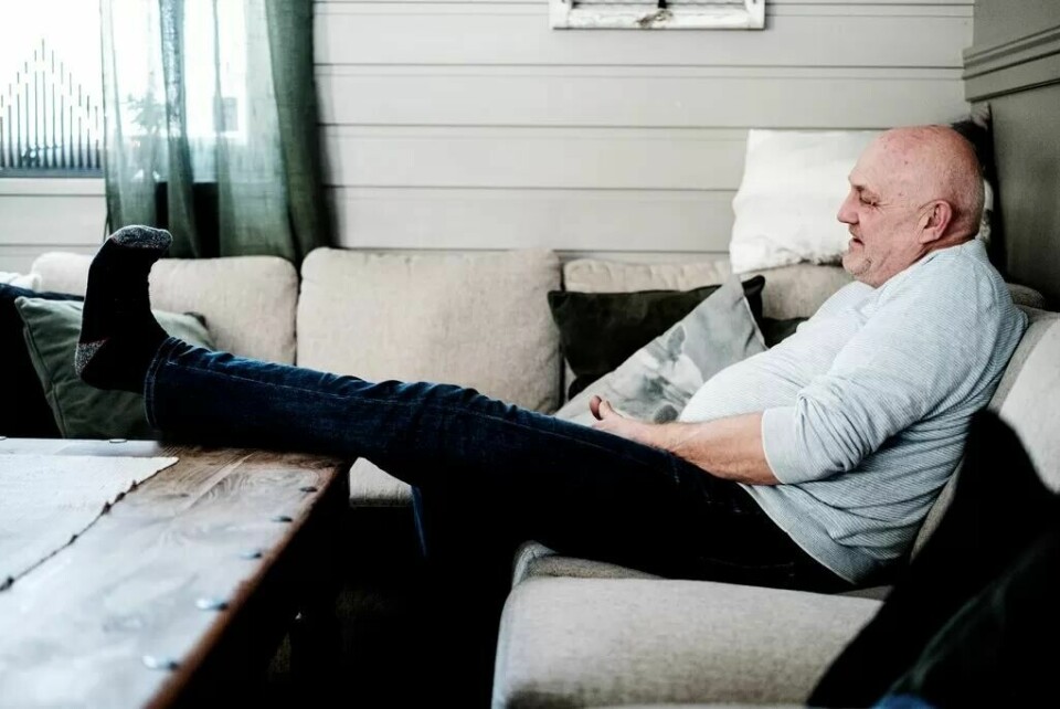 Det har blitt mange pauser med strekking av fot og kne hjemme i sofaen på Lena på Toten. Etter den nye operasjonen i januar i år håper Per Olav Truberg at kneet blir bra igjen. Det har blitt mange pauser med strekking av fot og kne hjemme i sofaen på Lena på Toten. Etter den nye operasjonen i januar i år håper Per Olav Truberg at kneet blir bra igjen