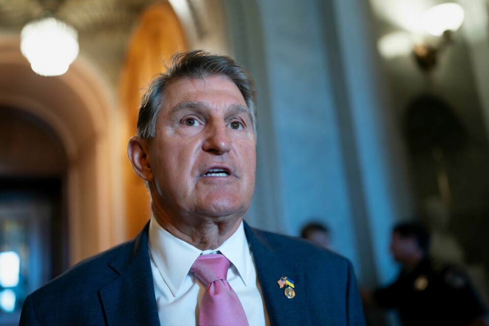 Senator Joe Manchin vurderer å forlate partipolitikken. Senator Joe Manchin, en konservativ demokrat, har kunngjort at han ikke stiller til gjenvalg til Senatet i kongressvalget neste år. Arkivfoto: J. Scott Applewhite / AP / NTB