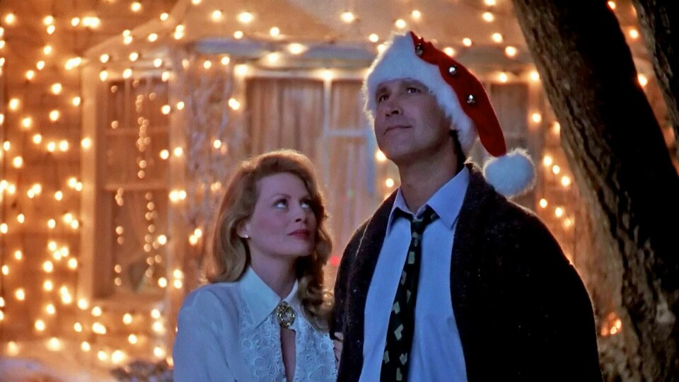 34 år etter at Ellen og Clark Griswold feiret familiejul for første gang er «Hjelp, det er juleferie!» en klassiker blant de amerikanske julefilmene. Familiefar Clarks tøffe juletid kan oppleves igjen på blant annet Viaplay. 34 år etter at Ellen og Clark Griswold feiret familiejul for første gang er «Hjelp, det er juleferie!» en klassiker blant de amerikanske julefilmene.