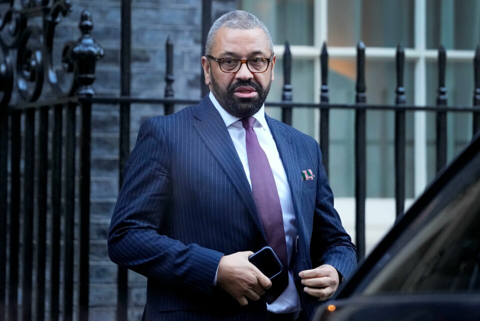 Dagen etter at han presenterte flere skjerpede krav for arbeidsinnvandring til Storbritannia, er James Cleverly i Rwanda for å skrive under en ny avtale om overføring av asylsøkere og migranter som kommer ulovlig til Storbritannia. Dagen etter at han presenterte flere skjerpede krav for arbeidsinnvandring til Storbritannia, er James Cleverly i Rwanda for å skrive under en ny avtale om overføring av asylsøkere og migranter som kommer ulovlig til Storbritannia. Foto: Kirsty Wigglesworth / AP / NTB