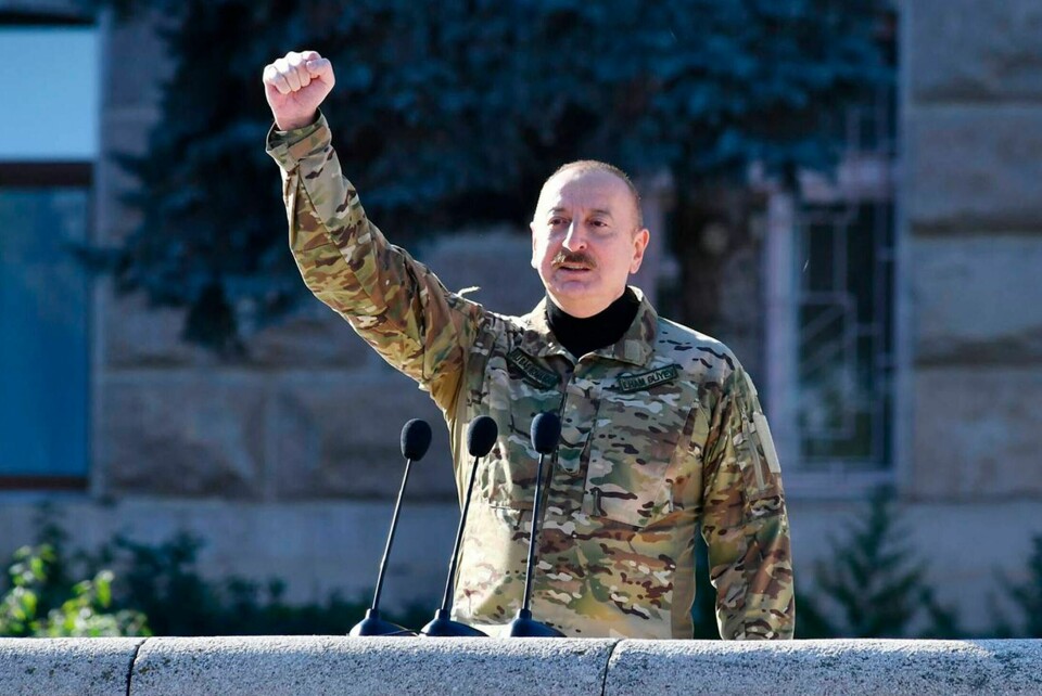 President Ilham Alijev i Aserbajdsjan kunngjorde torsdag også at presidentvalget neste år skal framskyndes til 7. februar. Bildet er fra en militærparade i Nagorno-Karabakh i november. President Ilham Alijev i Aserbajdsjan kunngjorde torsdag også at presidentvalget neste år skal framskyndes til 7. februar. Bildet er fra en militærparade i Nagorno-Karabakh i november. Foto: Aserbajdsjans presidents pressekontor via AP / NTB