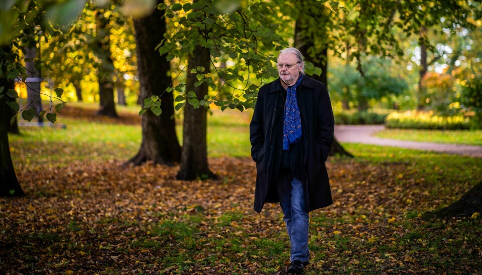 Forfatter Jon Fosse fotografert utenfor Grotten i Oslo der han bor. Forfatteren og dramatikeren er tildelt nobelprisen i litteratur. Jon Fosse liker det kanskje ikke, men han skal delta på nobelbanketten i Stockholm søndag kveld. Foto: Ole Berg-Rusten / NTB