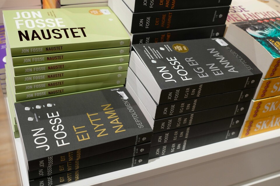 Bøker av Jon Fosse i en norsk bokhandel. Salget av Fosse-bøker har skutt i været, ifølge Samlaget, som har tastet inn, språkvasket, korrekturlest og redesignet gamle Fosse-klassikere. På noen få uker har de fått laget nye utgaver av alle de viktigste romanene til Fosse. Foto: Terje Bendiksby / NTB