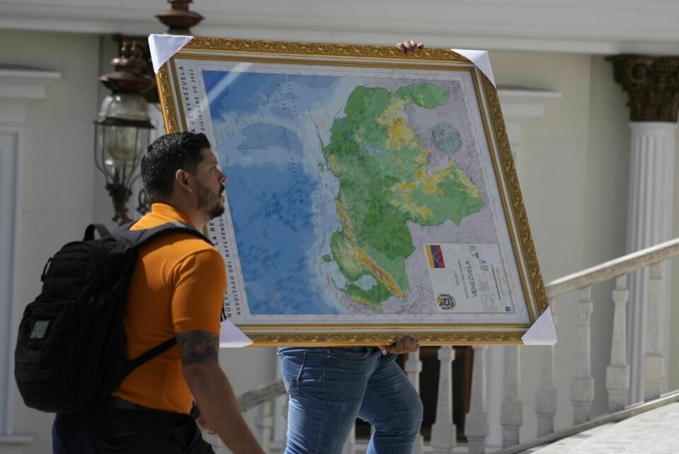 Et nytegnet kart over Venezuela med mesteparten av nabolandet Guyana tegnet inn som en ny venezuelanskprovins, bæres inn i nasjonalforsamlingen i Caracas. Et nytegnet kart over Venezuela med mesteparten av nabolandet Guyana tegnet inn som en ny venezuelanskprovins, bæres inn i nasjonalforsamlingen i Caracas. Foto: Ariana Cubillos / AP / NTB