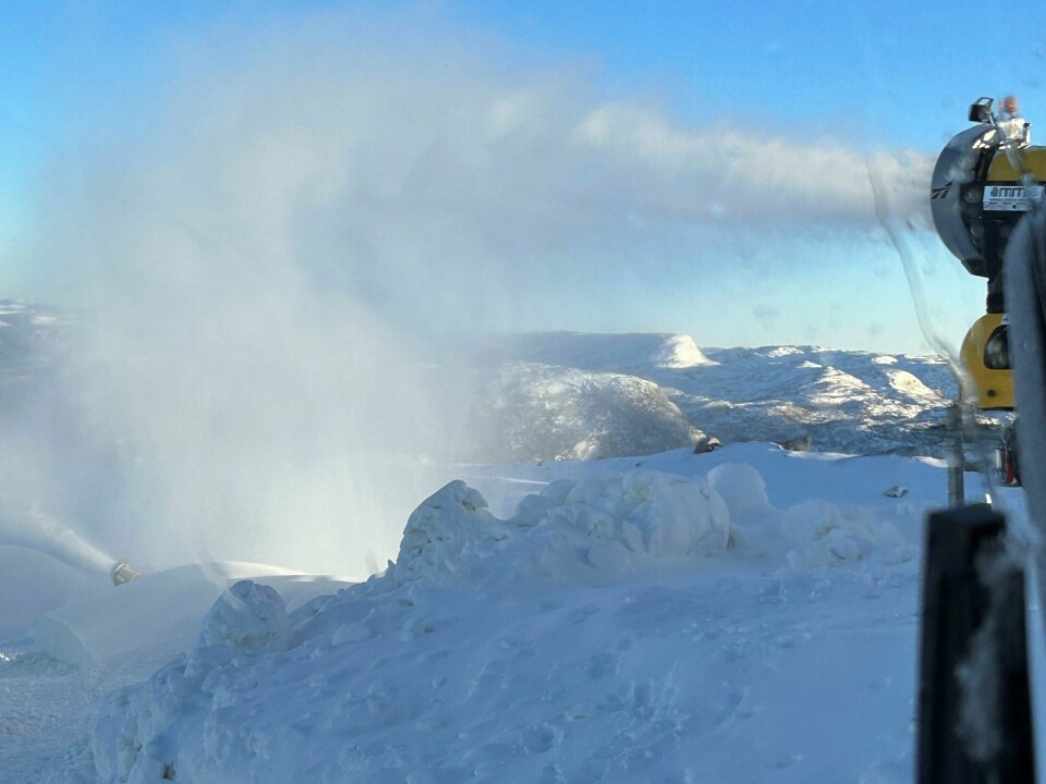 Snøkanonene har stått på dag og natt ved Sirdal skisenter. Lørdag starter skisesongen. Snøkanonene har stått på dag og natt ved Sirdal skisenter. Lørdag starter skisesongen.