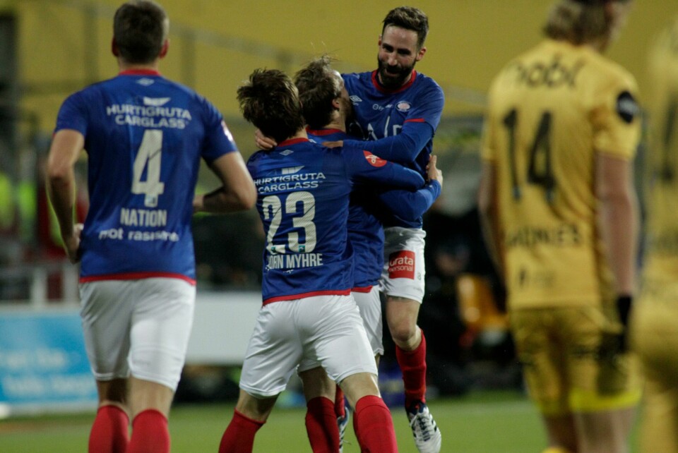 Etter tre kamper uten scoring satt den endelig for VIF. Magnus Lekven gratulerer Bård Finne med scoringen før pause. Bodø 20181111.Eliteseriekampen i fotball mellom Bodø/Glimt og Vålerenga på Aspmyra stadion søndag kveld.Foto: Mats Torbergsen / NTB scanpix