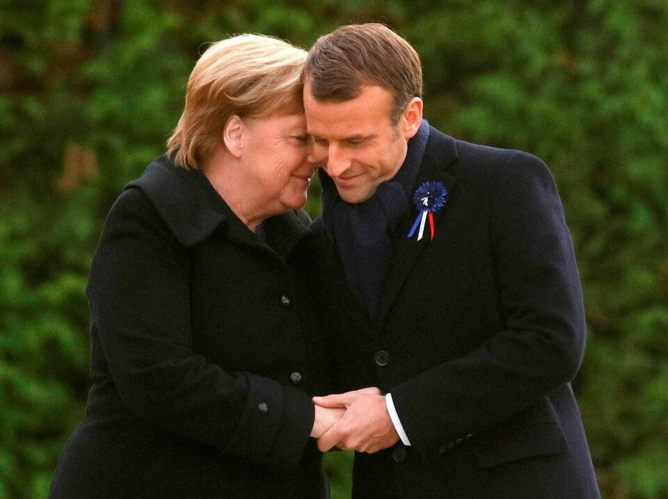 Dette rørende bildet av Angela Merkel og Emmanuel Macron gir håp om at det faktisk er mulig å lære av sine dyrekjøpte feil. FOTO: PHILIPPE WOJAZER / NTB SCANPIX