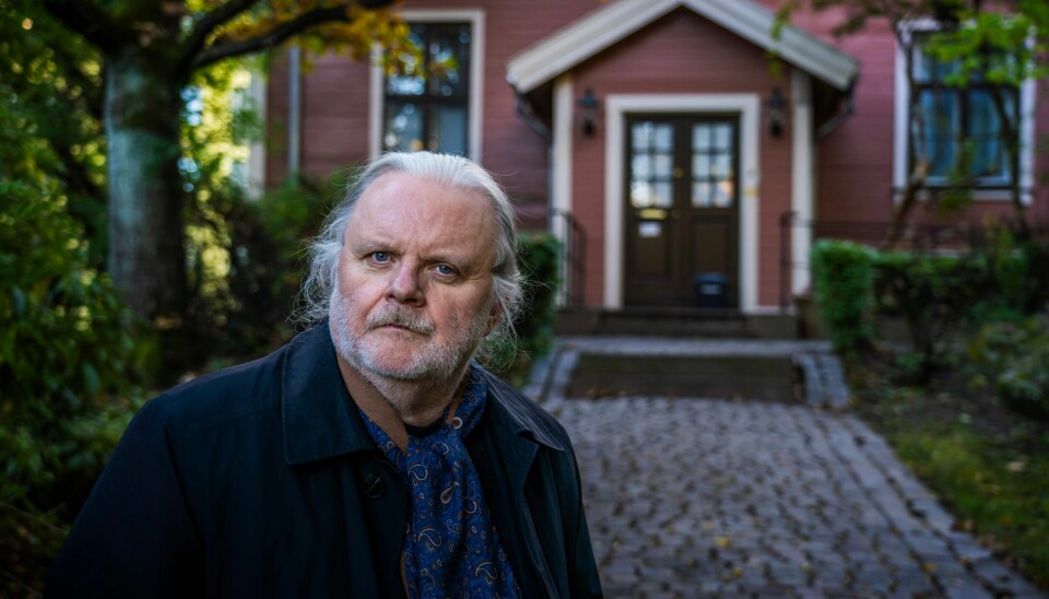 Forfatter Jon Fosse fotografert utenfor Grotten i Oslo der han bor. Jon Fosse har ingen planer om å trappe ned skrivingen etter nobelprisen, betrygger forleggeren hans. Her er 64-åringen fotografert utenfor æresboligen Grotten i Oslo noen dager etter at prisen ble kunngjort. Foto: Ole Berg-Rusten / NTB
