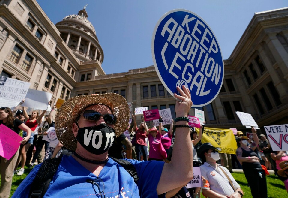 Forkjempere av retten til selvbestemt abort under en demonstrasjon i Austin i Texas i fjor. Det fins unntak i Texas' strenge abortlover, men de er så uklart formulert at få leger vil ta sjansen på å utføre en abort siden de risikerer å bli tiltalt eller saksøkt. Forkjempere av retten til selvbestemt abort demonstrerer i Austin i Texas i fjor. Det fins unntak i Texas' strenge abortlover, men de er så uklart formulert at få leger vil ta sjansen på å utføre en abort siden de risikerer å bli tiltalt eller saksøkt. Foto: Eric Gay / AP / NTB
