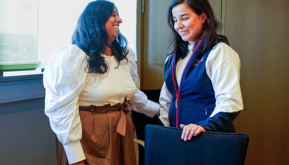 Kultur- og likestillingsminister Lubna Jaffery (t.v.) gir ikke idrettspresident Zaineb Al-Samarai fullt så mye penger som hun ønsker. Kultur- og likestillingsminister Lubna Jaffery (t.v.) gir ikke idrettspresident Zaineb Al-Samarai fullt så mye penger som hun ønsker. Foto: Terje Pedersen / NTB