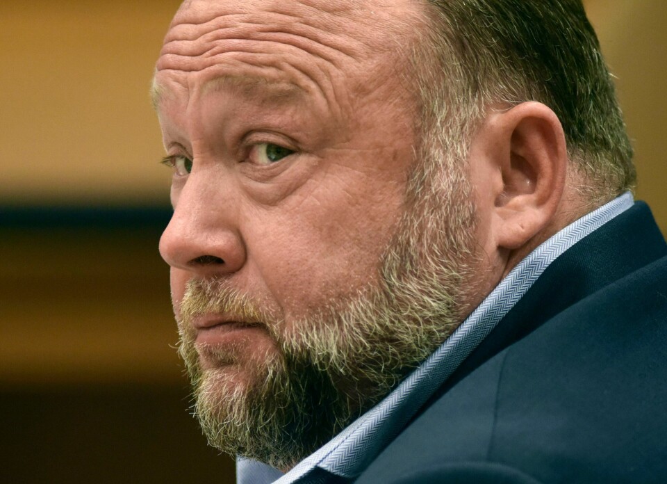 Den omstridte konspirasjonsteoretikeren Alex Jones får igjen slippe til på X, tidligere kjent som Twitter, har Elon Musk bestemt. Den omstridte konspirasjonsteoretikeren Alex Jones får igjen slippe til på X, tidligere kjent som Twitter, har Elon Musk bestemt. Foto: AP / NTB
