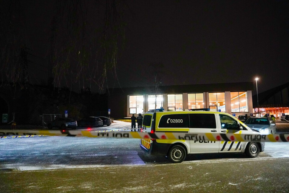 En 19 år gammel svensk mann er utlevert til Norge, siktet for medvirkning til drapsforsøk etter at en mann ble skutt i Moss i november. Politiet har store ressurser i området ved Mossehallen etter melding om at en person skal være skutt. De søker etter gjerningspersoner og foretar åstedsundersøkelser. Foto: Terje Bendiksby / NTB