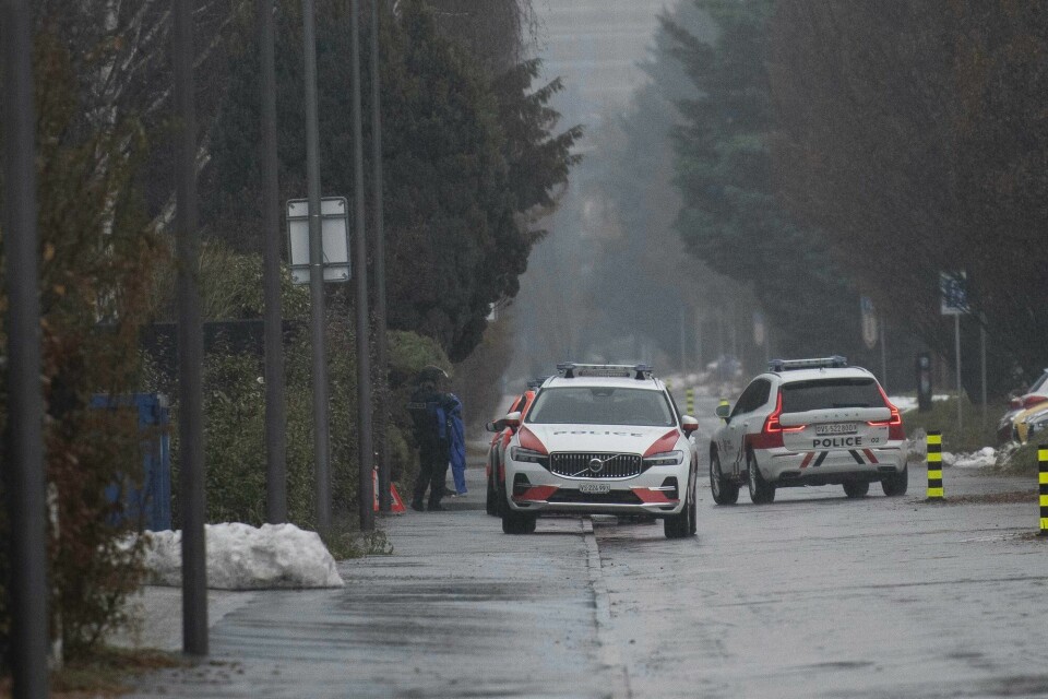 Politiet har stengt en vei etter en skyteepisode der to personer ble drept i Sion i Sveits. Police at the scene of a closed road, after a shooting incident, in Sion, Switzerland, Monday, Dec. 11, 2023. Police say two people have been killed and one wounded after a gunman fired shots at two locations in a southern Swiss town. They said the man opened fire on several people in Sion shortly before 8 a.m. Monday for reasons that aren’t yet clear. (Louis Dasselborne/Keystone via AP)