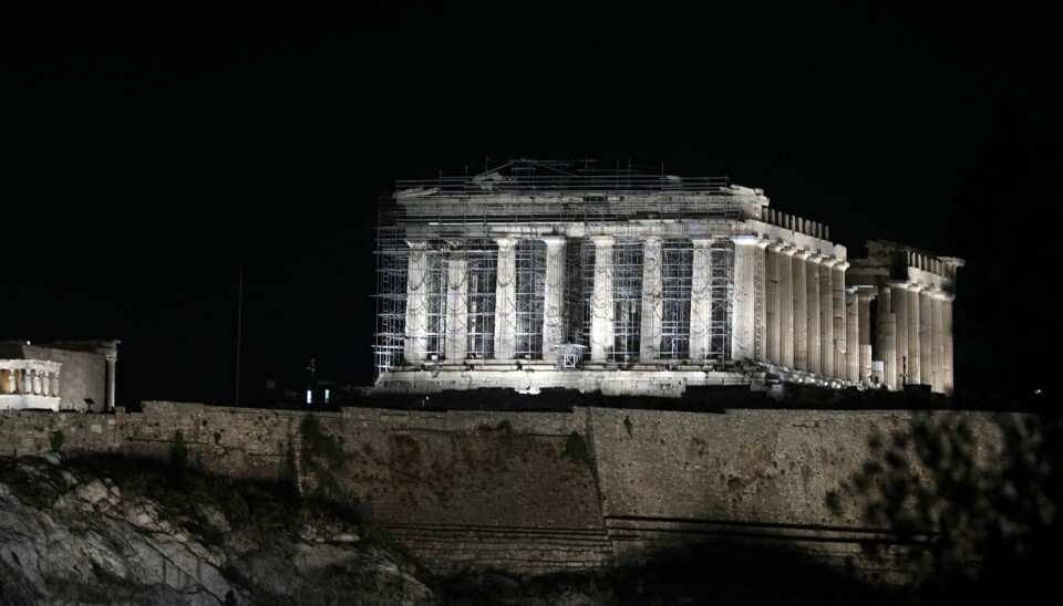 Hellas er ett av landene som har iverksatt tiltak mot lysforurensning. I 2020 ble et nytt lysanlegg som er designet for å redusere lysforurensningen, tatt i bruk for å lyse opp Akropolis i hovedstaden Athen. Hellas er ett av landene som har iverksatt tiltak mot lysforurensning. I 2020 ble et nytt lysanlegg som er designet for å redusere lysforurensningen, tatt i bruk for å lyse opp Akropolis i hovedstaden Athen.