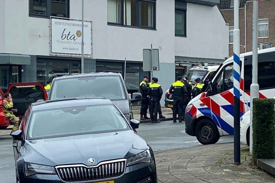 Store politistyrker slo lørdag ring rundt utestedet der en mann holdt et ukjent antall gisler i Ede i Nederland. Store politistyrker slo lørdag ring rundt utestedet der en mann holdt et ukjent antall gisler i Ede i Nederland. Foto: Ap / NTB