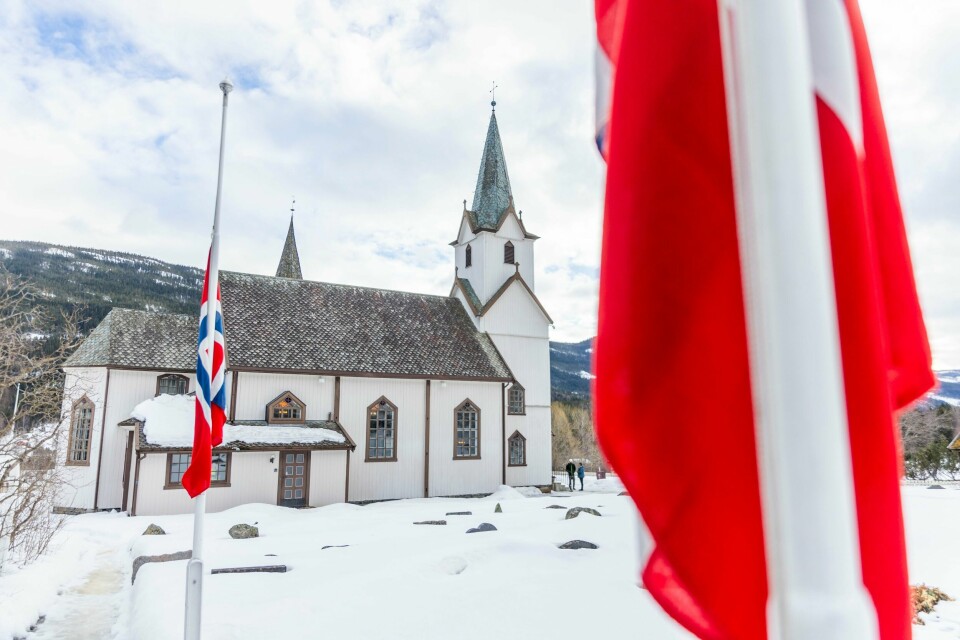 Å dø for å redde andre, martyrdøden, er en av verdens eldste fortellinger. Hva skjer når den samme ærefulle retorikken brukes om menn som «tar med seg sine kjære i døden»?, spør kommentator Synnøve Vereide Trampe. Fire personer ble funnet døde i et hus i Ål i Hallingdal. En mann i 50-årene siktet for å ha drept sin kone og to barn, før han tok sitt eget liv. Synnøve Vereide Trampe spør seg hvorfor NRK framstiller det som en slags martyrdød.