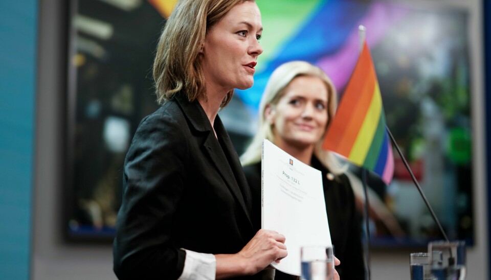 Justis- og beredskapsminister Emilie Enger Mehl (Sp) (t.h.) og daværende kultur- og likestillingsminister Anette Trettebergstuen (Ap) la i juni fram lovforslaget om å forby konverteringsterapi. Justis- og beredskapsminister Emilie Enger Mehl (Sp) (t.h.) og daværende kultur- og likestillingsminister Anette Trettebergstuen (Ap) la i juni fram lovforslaget om å forby konverteringsterapi. Foto: Cornelius Poppe / NTB